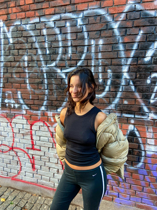 Anna er 167 cm høj og bruger størrelse S. | sort