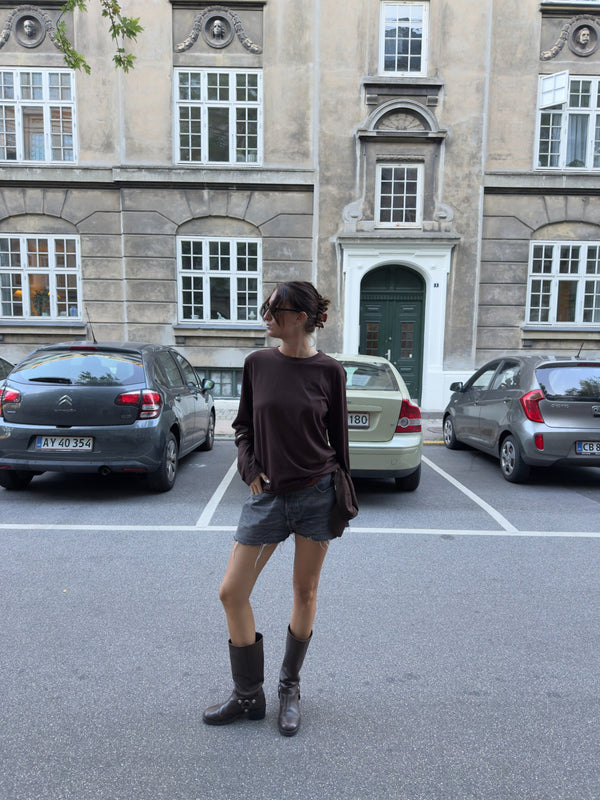 Rose er 176 cm høj og bruger størrelse M. | mørkebrun