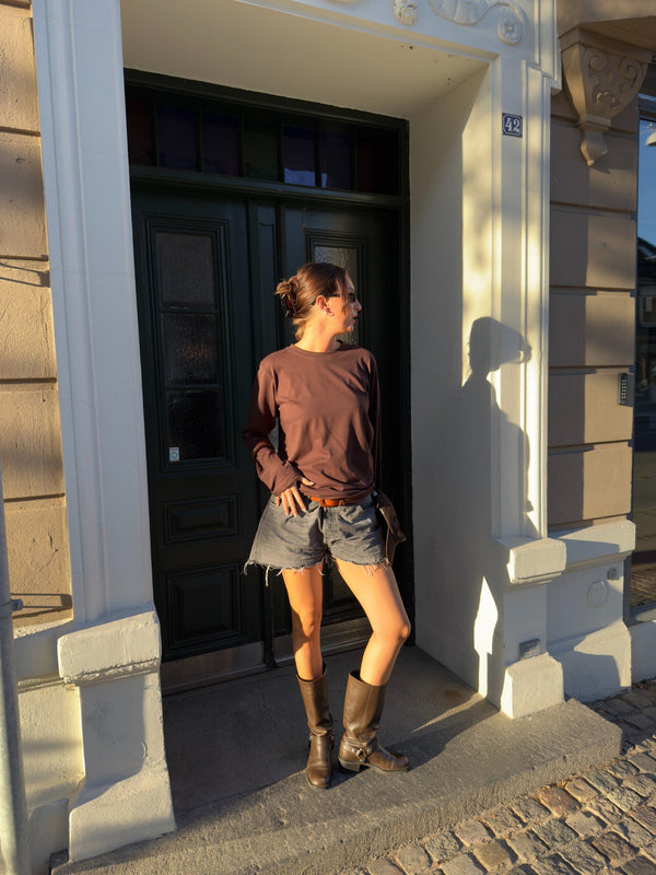 Rose er 176 cm høj og bruger størrelse M. | mørkebrun