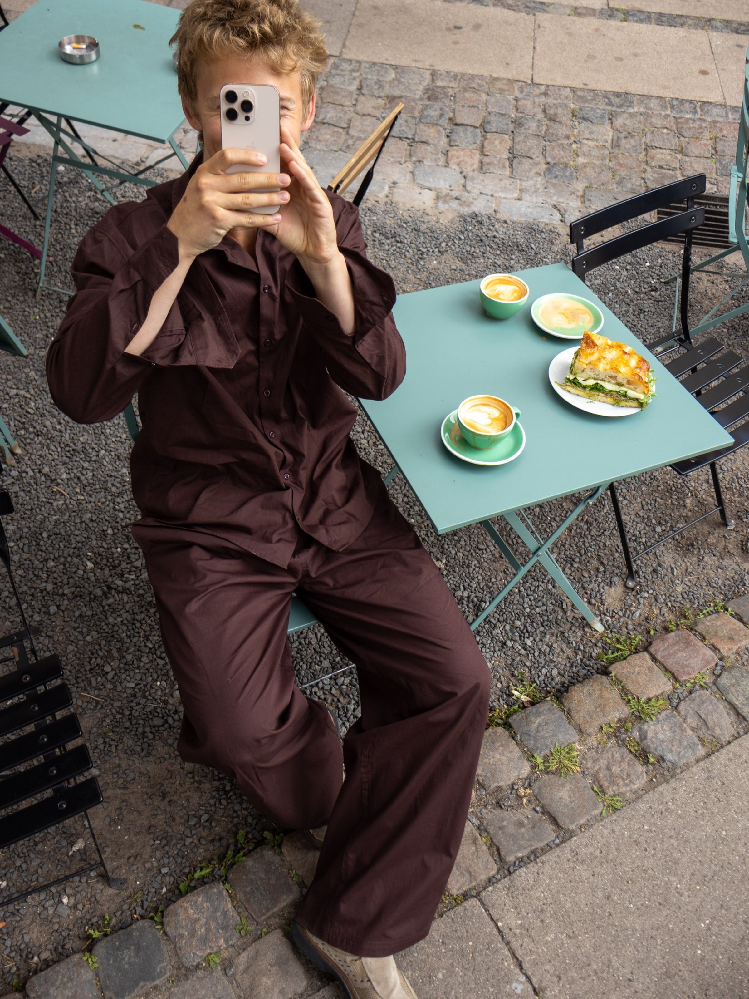 Peter er 188 cm høj og bruger størrelse L. |  mørkebrun