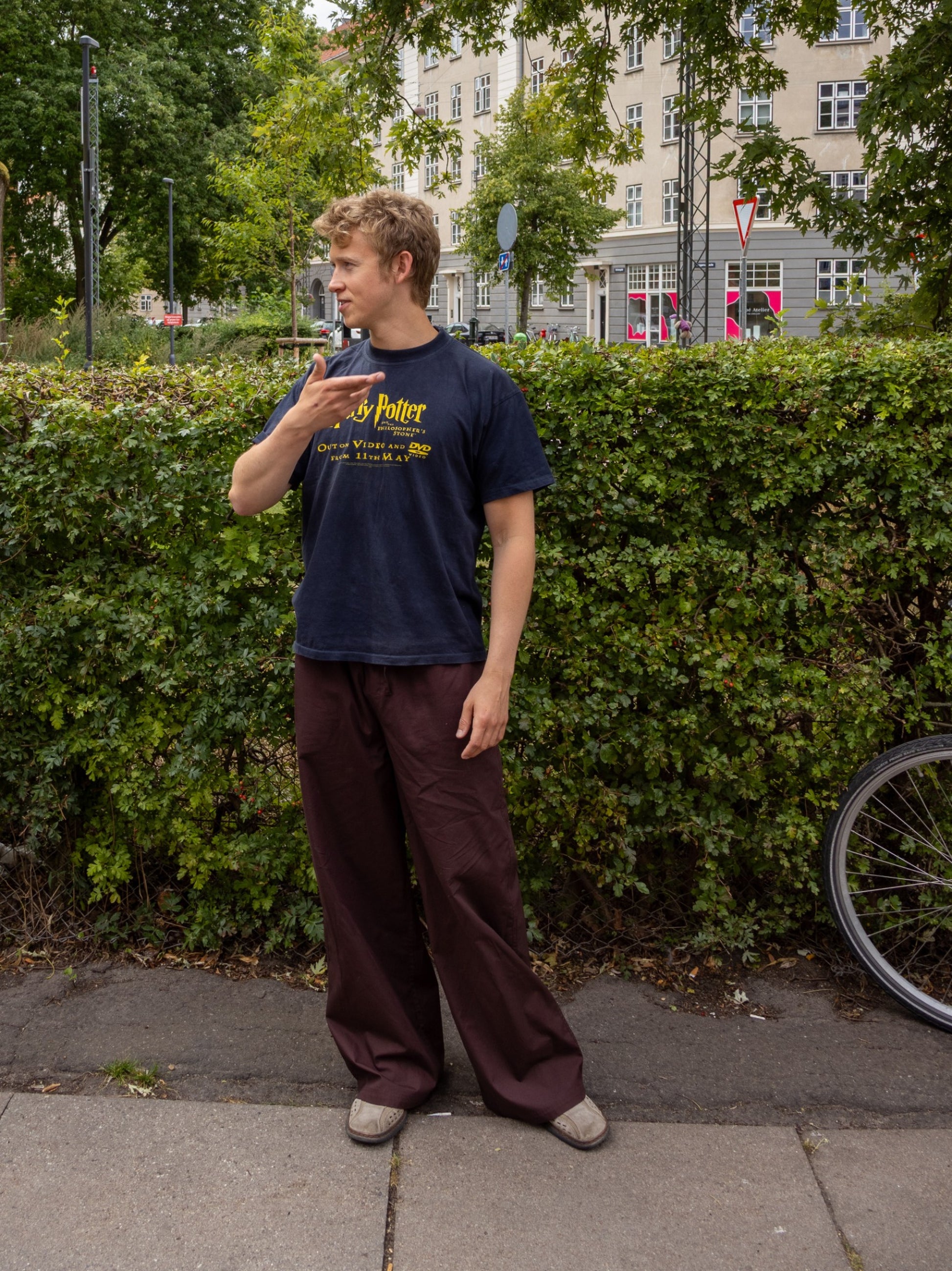 Peter er 188 cm høj og bruger størrelse L. | mørkebrun