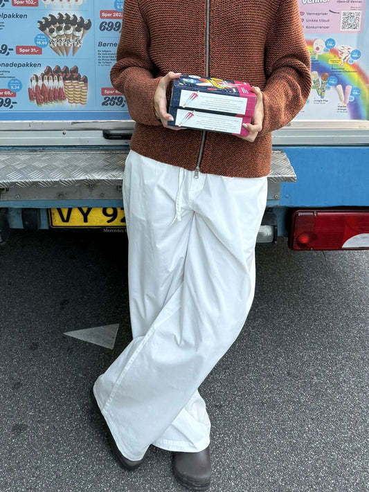Rose er 175 cm høj og bruger størrelse M. | hvid