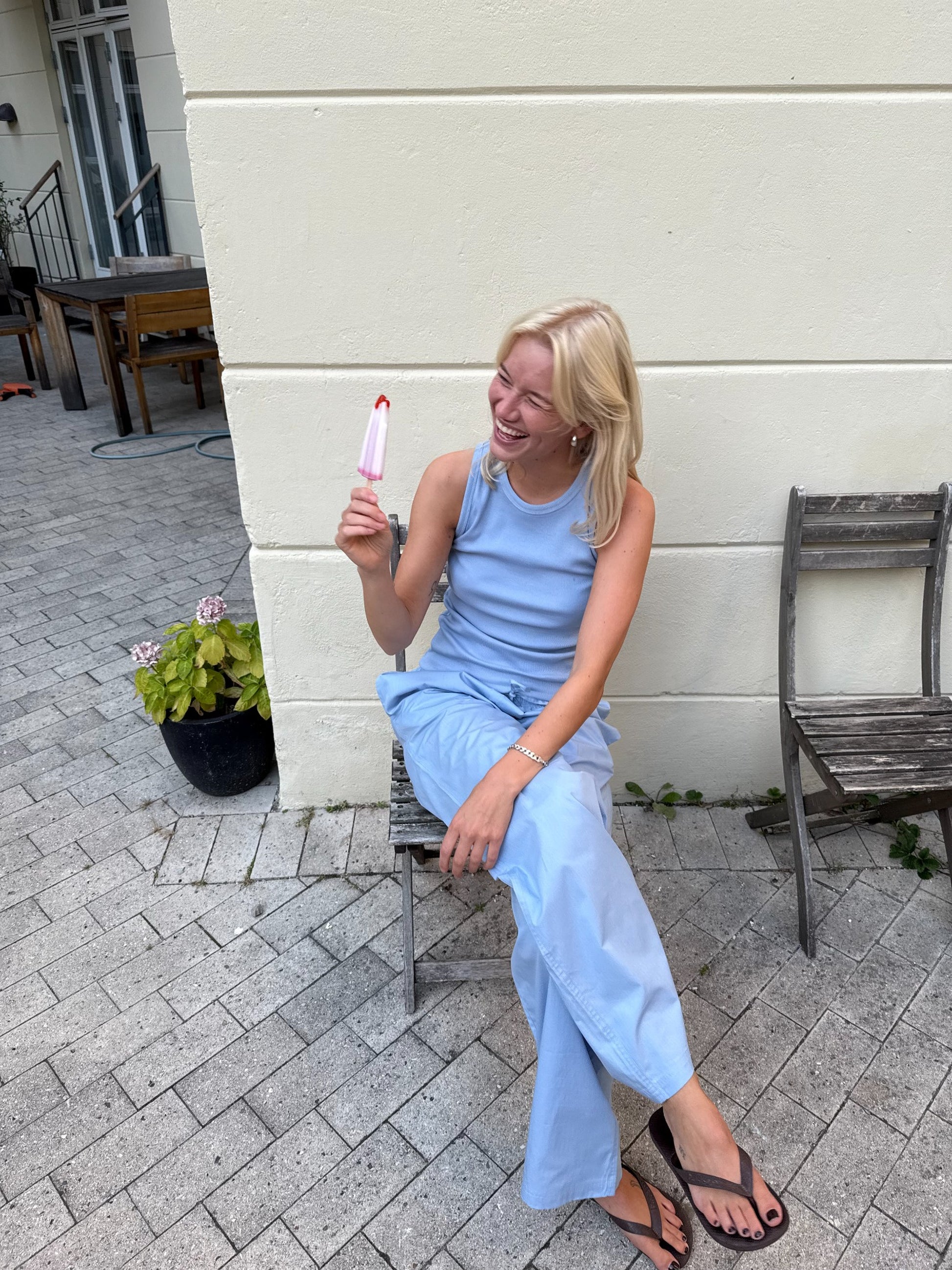 Sofie er 170 cm høj og bruger størrelse M. | lyseblå