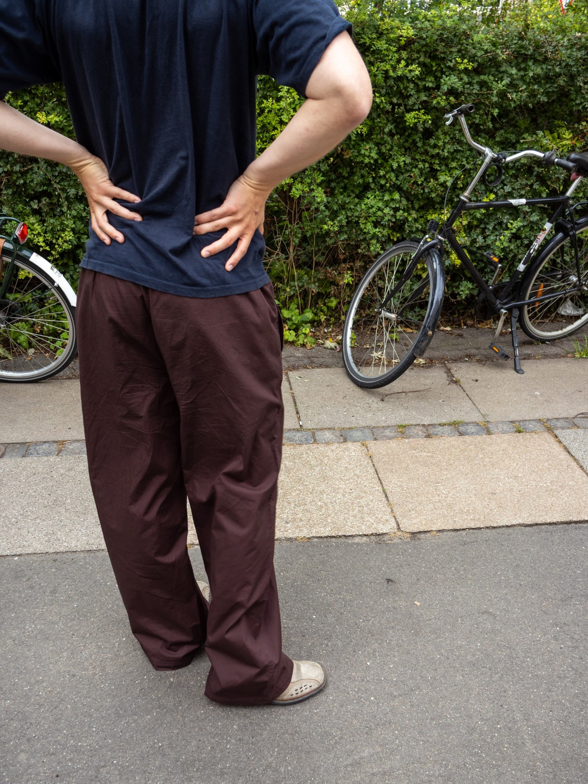 Peter er 188 cm høj og bruger størrelse L. | mørkebrun