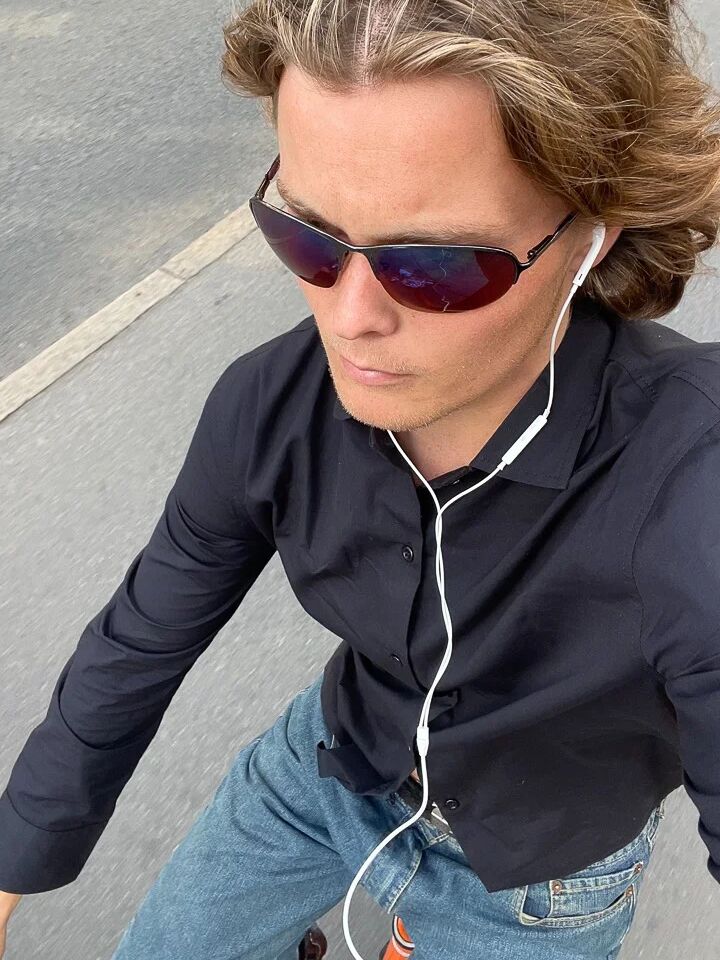 Oliver er 183 cm høj og bruger størrelse M. |  sort