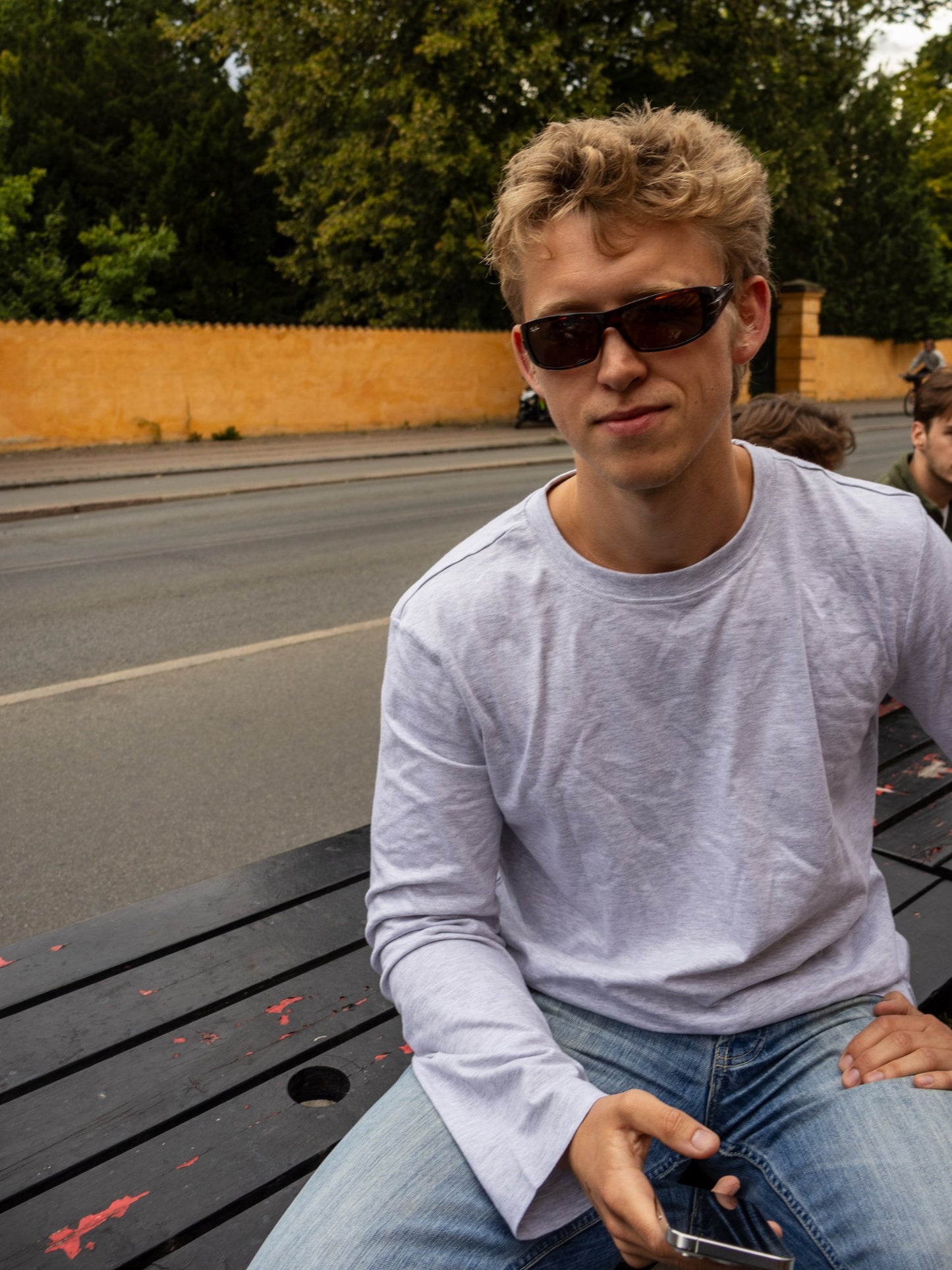 Peter er 188 cm høj og bruger størrelse XL. | grå