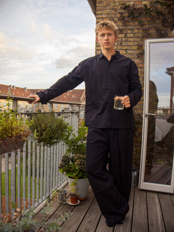 Peter er 188 cm høj og bruger størrelse L. |  sort