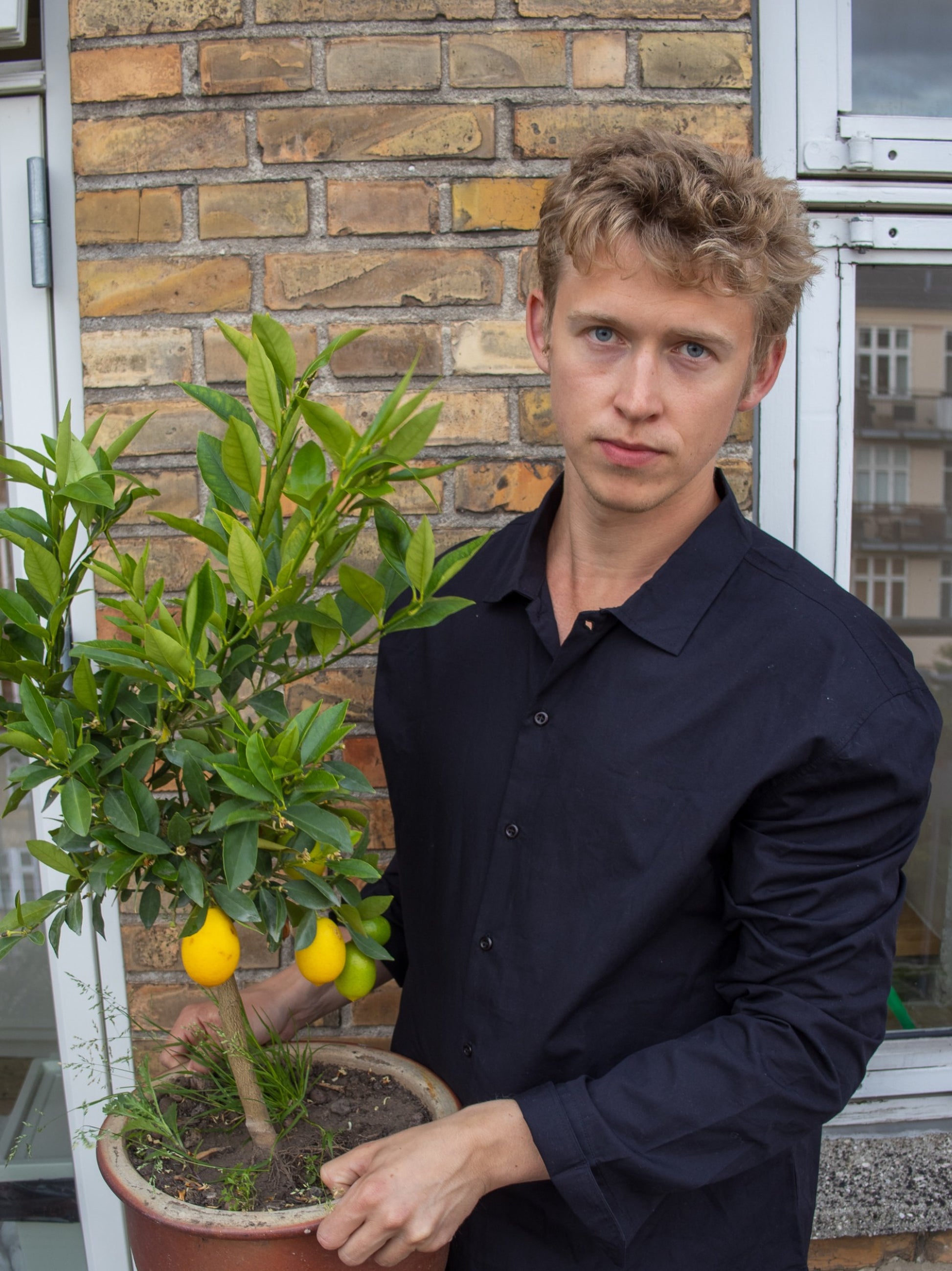 Peter er 188 cm høj og bruger størrelse L. |  sort