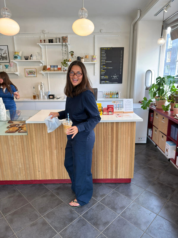 Katja er 170 cm høj og bruger størrelse M. |  mørkeblå