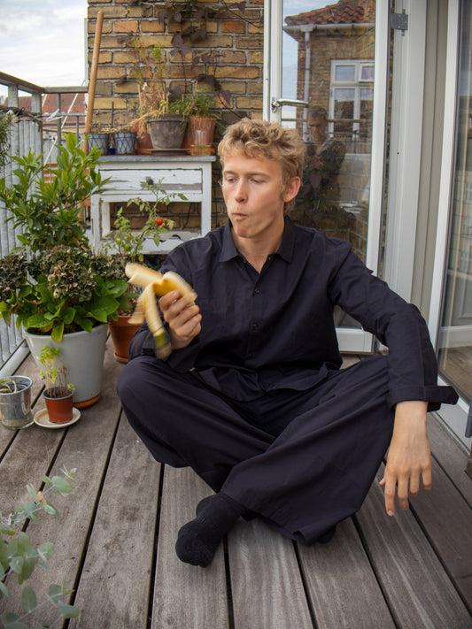 Peter er 188 cm høj og bruger størrelse L. 