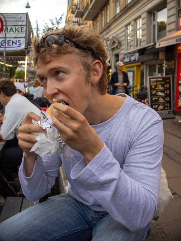 Peter er 188 cm høj og bruger størrelse XL. | grå