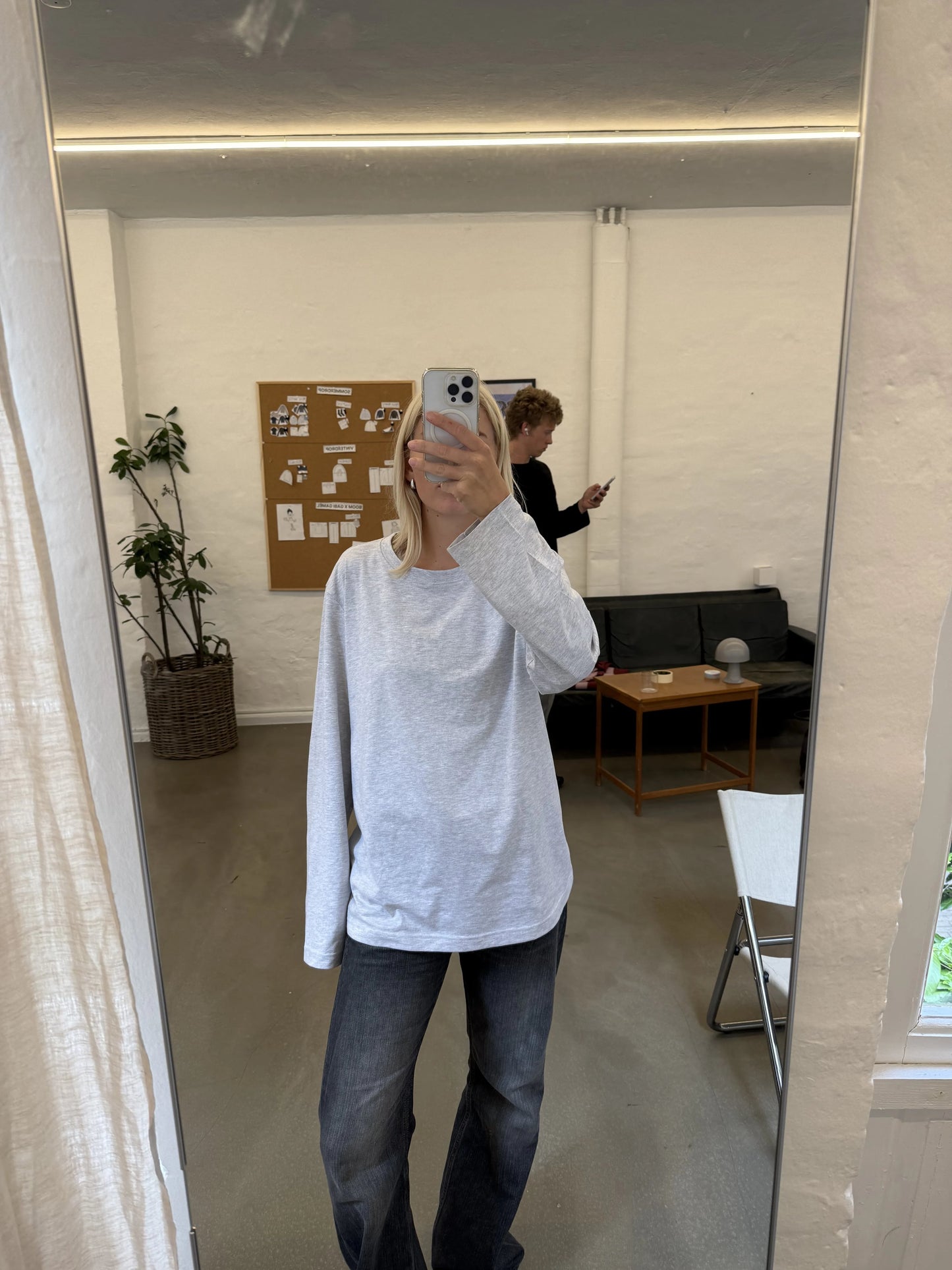 Sofie er 170 cm høj og bruger størrelse L. | grå