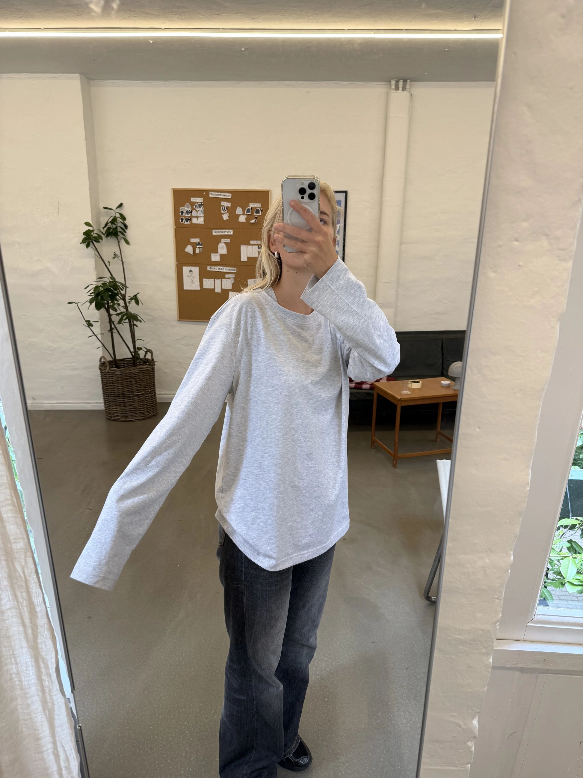 Sofie er 170 cm høj og bruger størrelse L. | grå