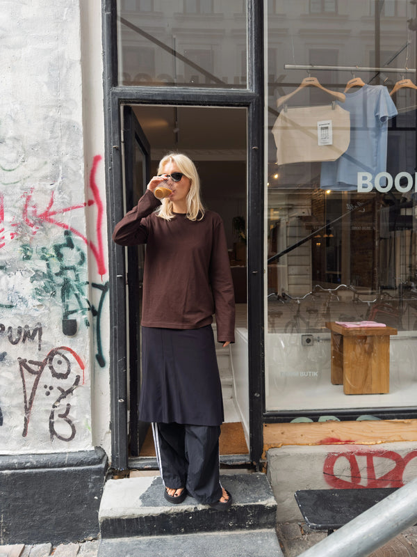 Sofie er 170 cm høj og bruger størrelse M. | mørkebrun