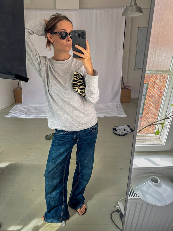 Celine er 168 cm høj og bruger størrelse S. | grå