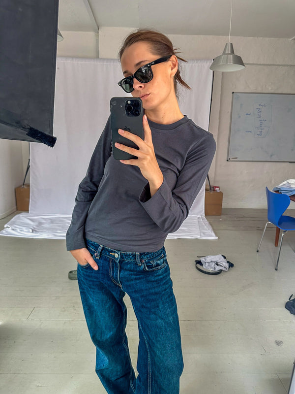 Celine er 168 cm høj og bruger størrelse S. | mørkegrå