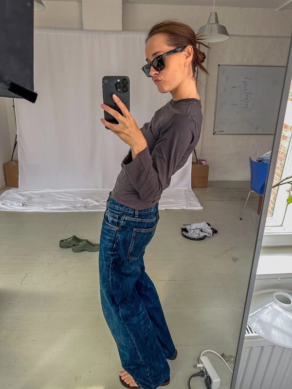 Celine er 168 cm høj og bruger størrelse S. | mørkegrå