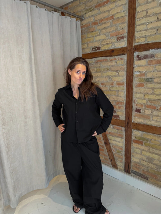 Celine er 168 cm høj og bruger størrelse M. |  sort