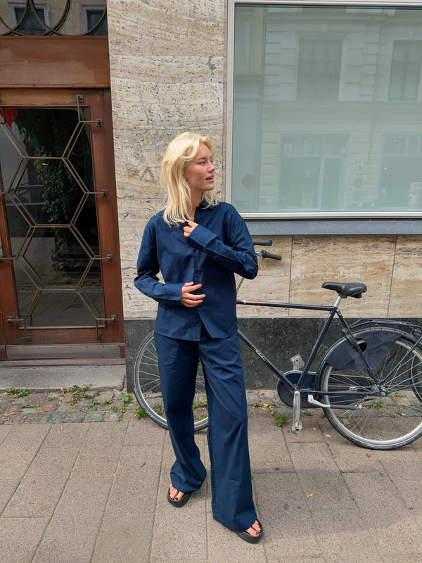 Sofie er 170 cm høj og bruger størrelse M. |  mørkeblå