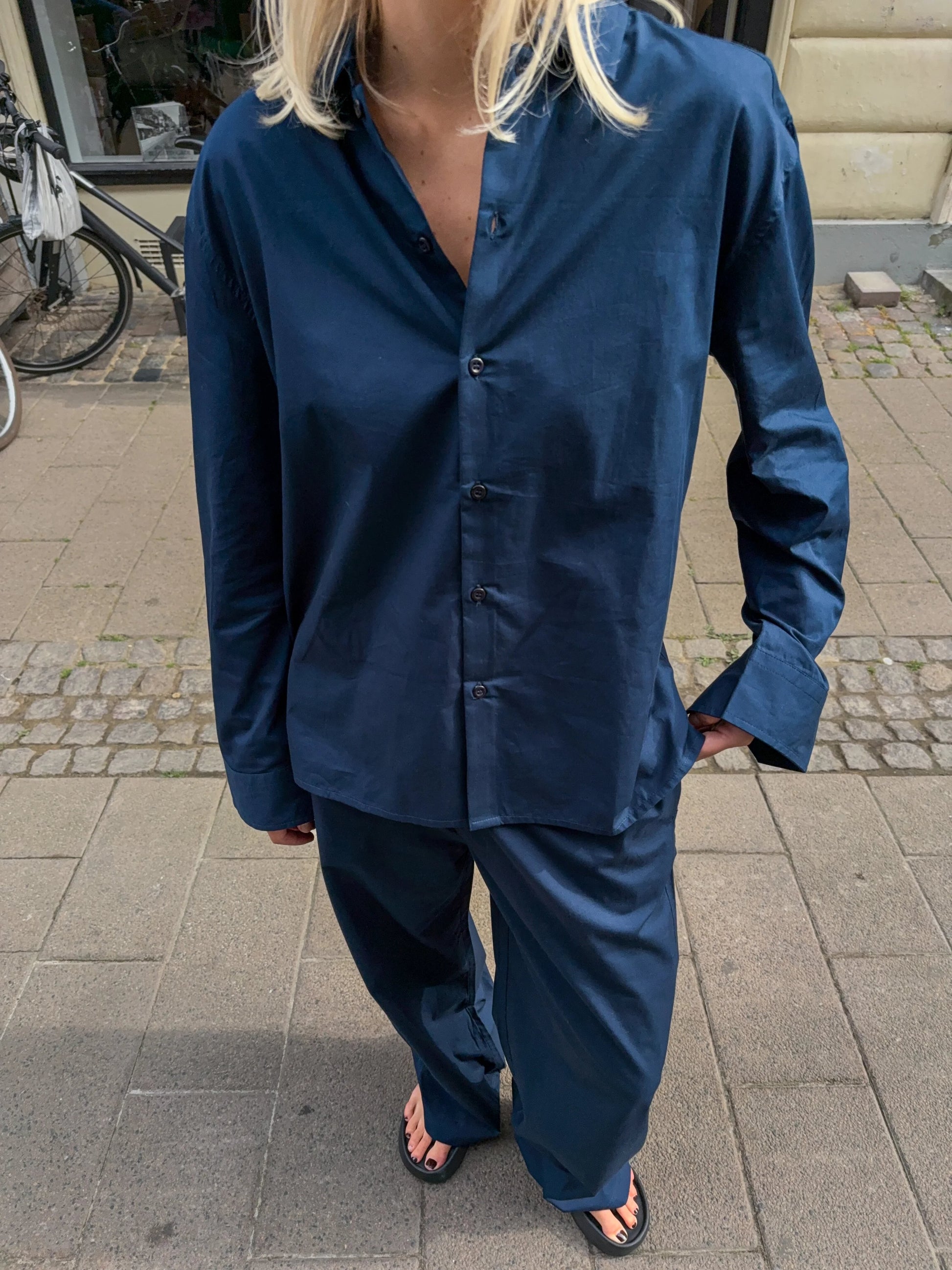 Sofie er 170 cm høj og bruger størrelse M. | mørkeblå
