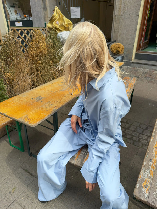 Sofie er 170 cm høj og bruger størrelse M. | lyseblå