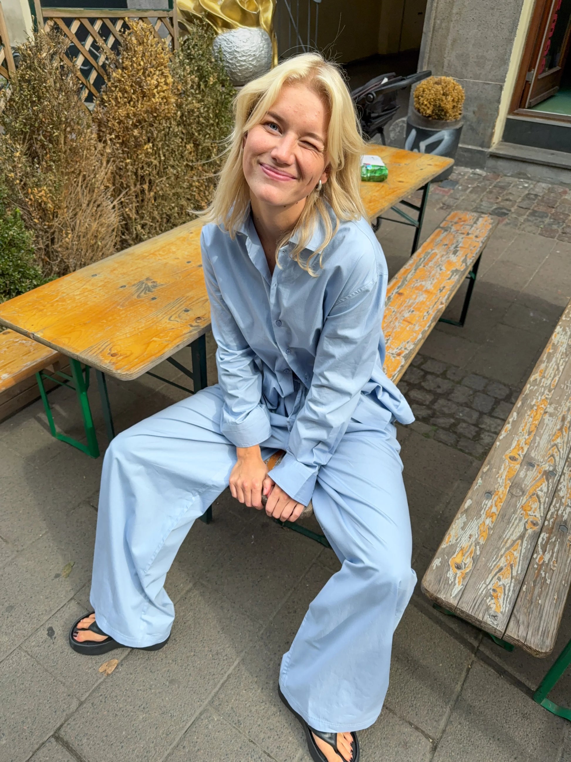 Sofie er 170 cm høj og bruger størrelse XL. | lyseblå