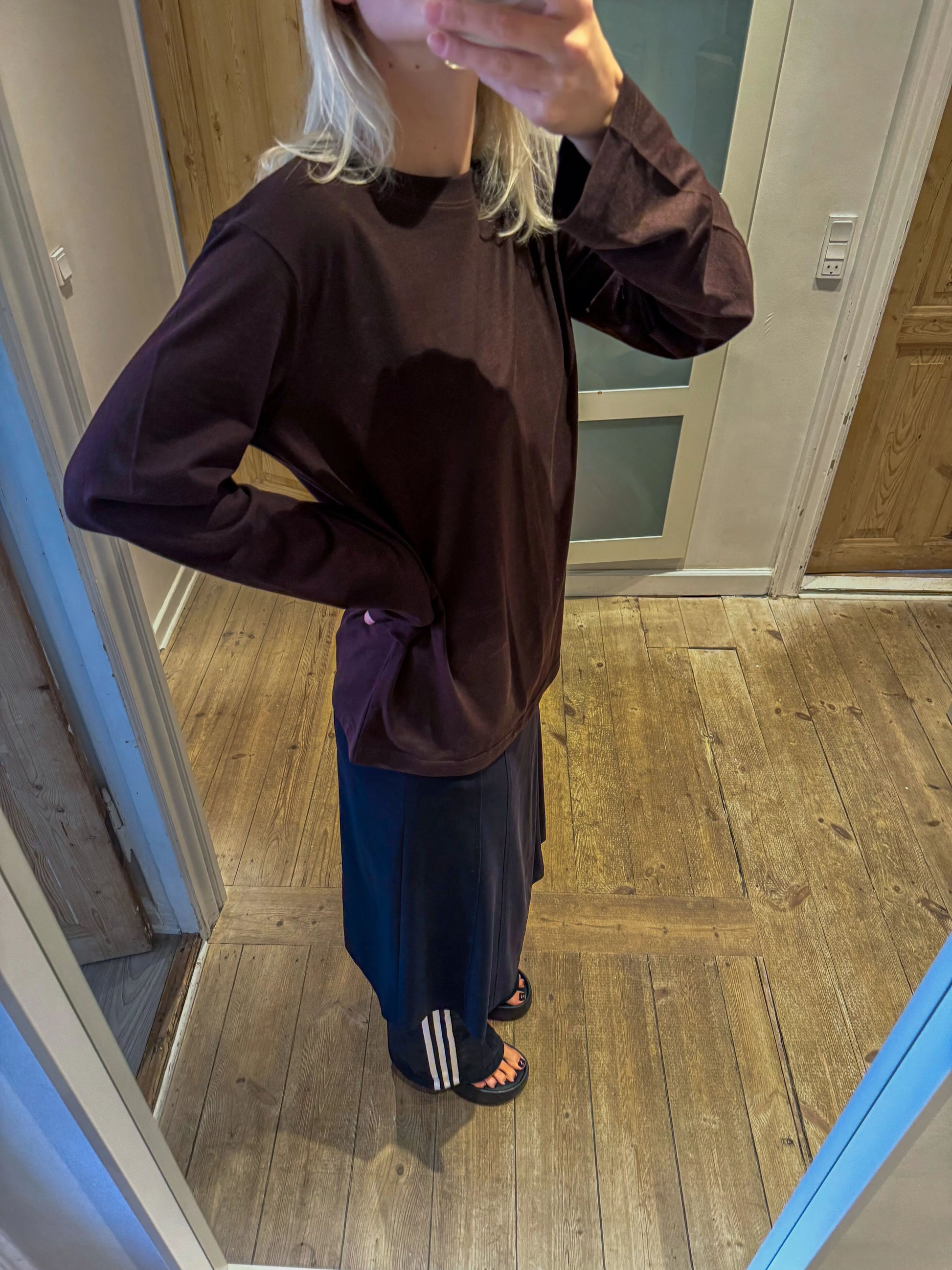 Sofie er 170 cm høj og bruger størrelse M. | mørkebrun