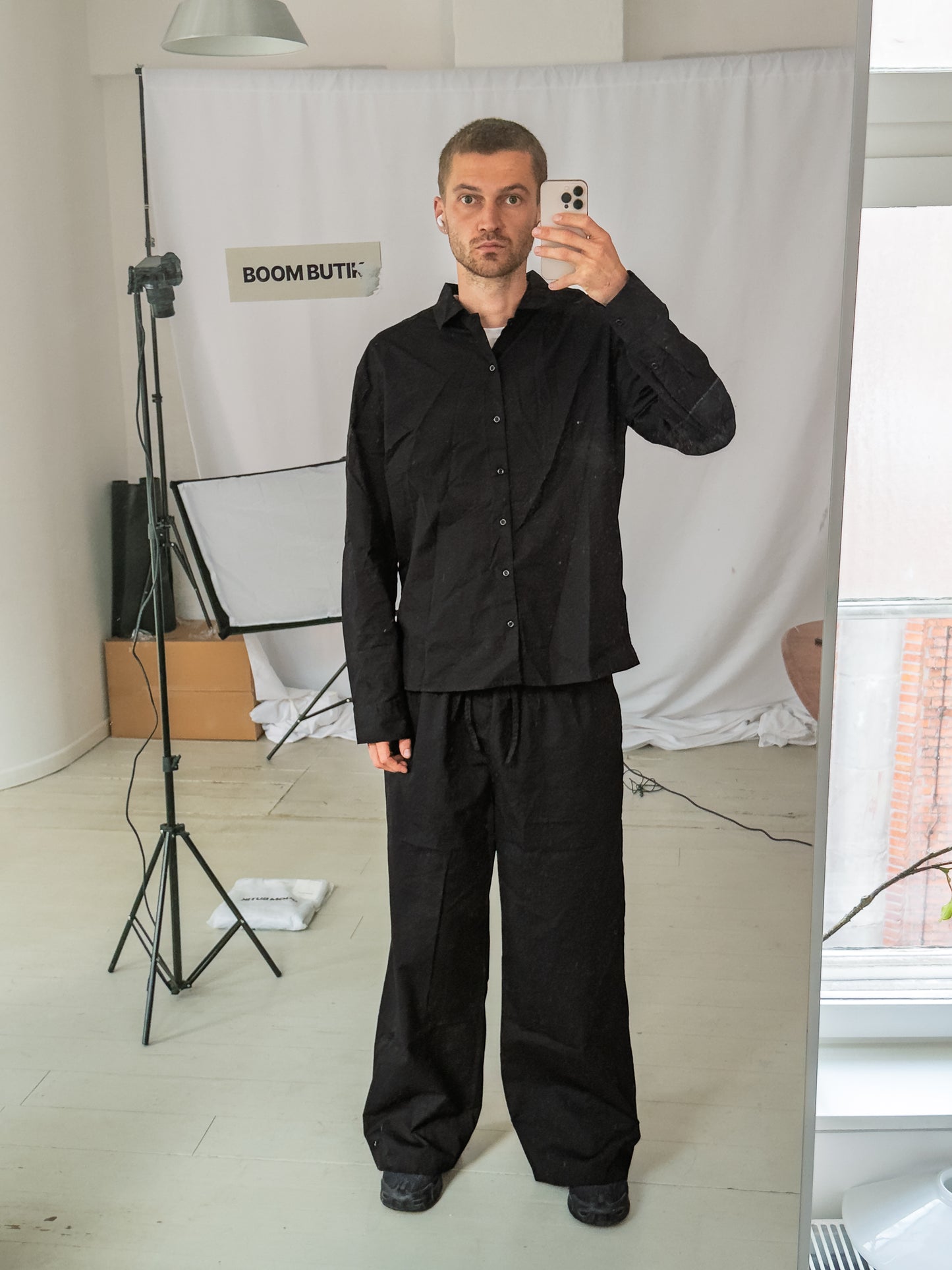 Viggo er 195 cm høj og bruger størrelse XL. | sort