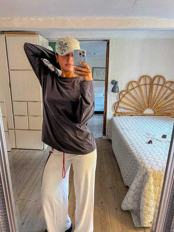 Sofie er 165 cm høj og bruger størrelse S. | mørkegrå