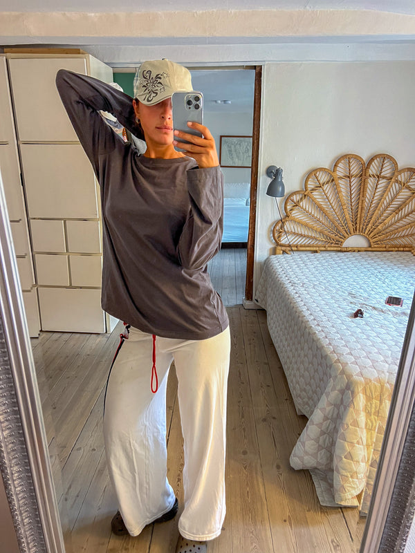 Sofie er 165 cm høj og bruger størrelse S. | mørkegrå