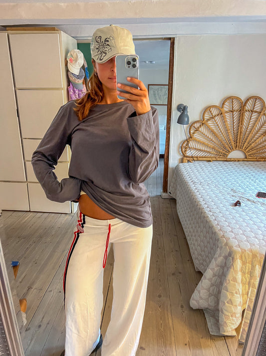 Sofie er 165 cm høj og bruger størrelse S. | mørkegrå