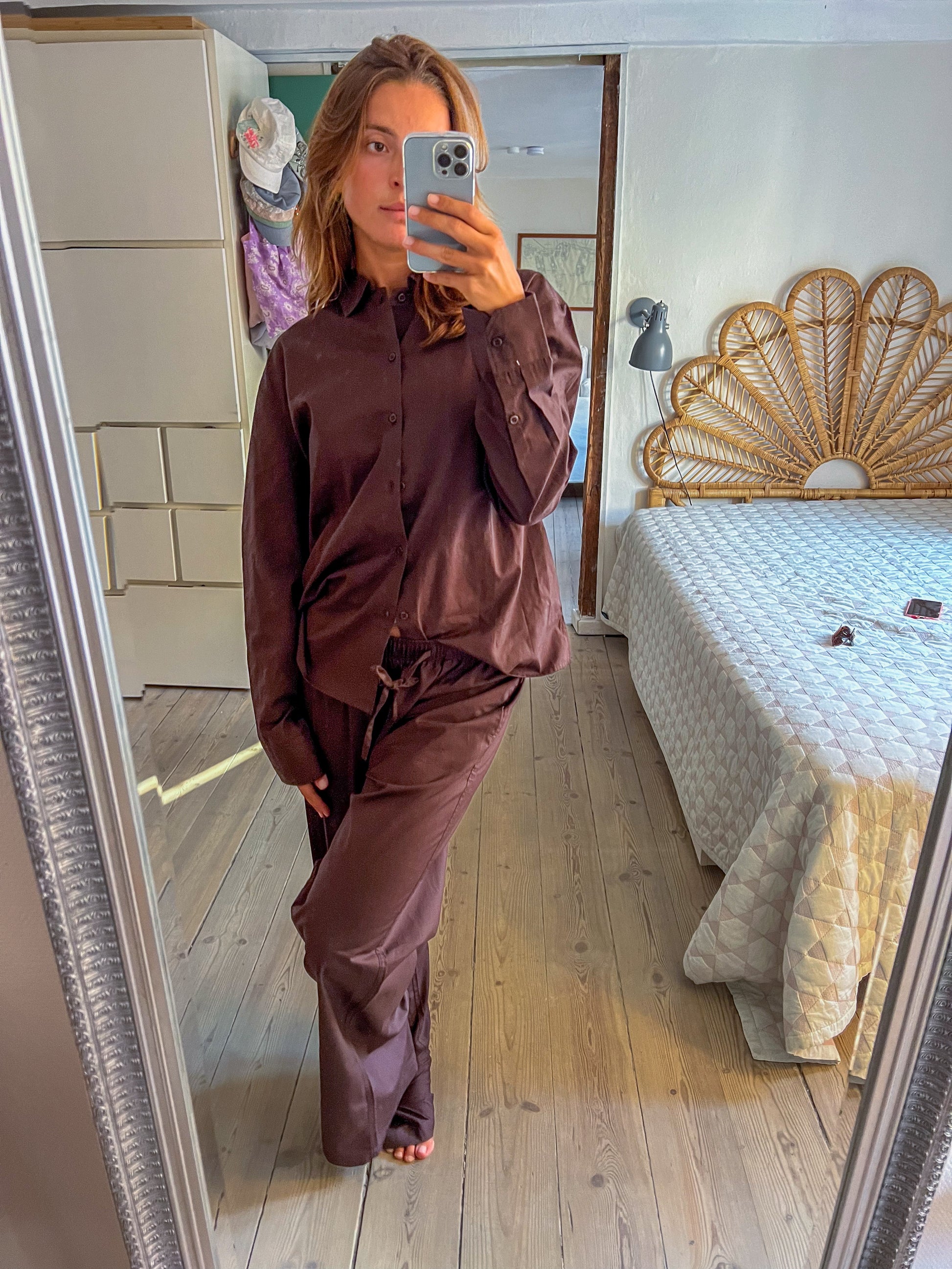 Sofie er 165 cm høj og bruger størrelse S. | mørkebrun
