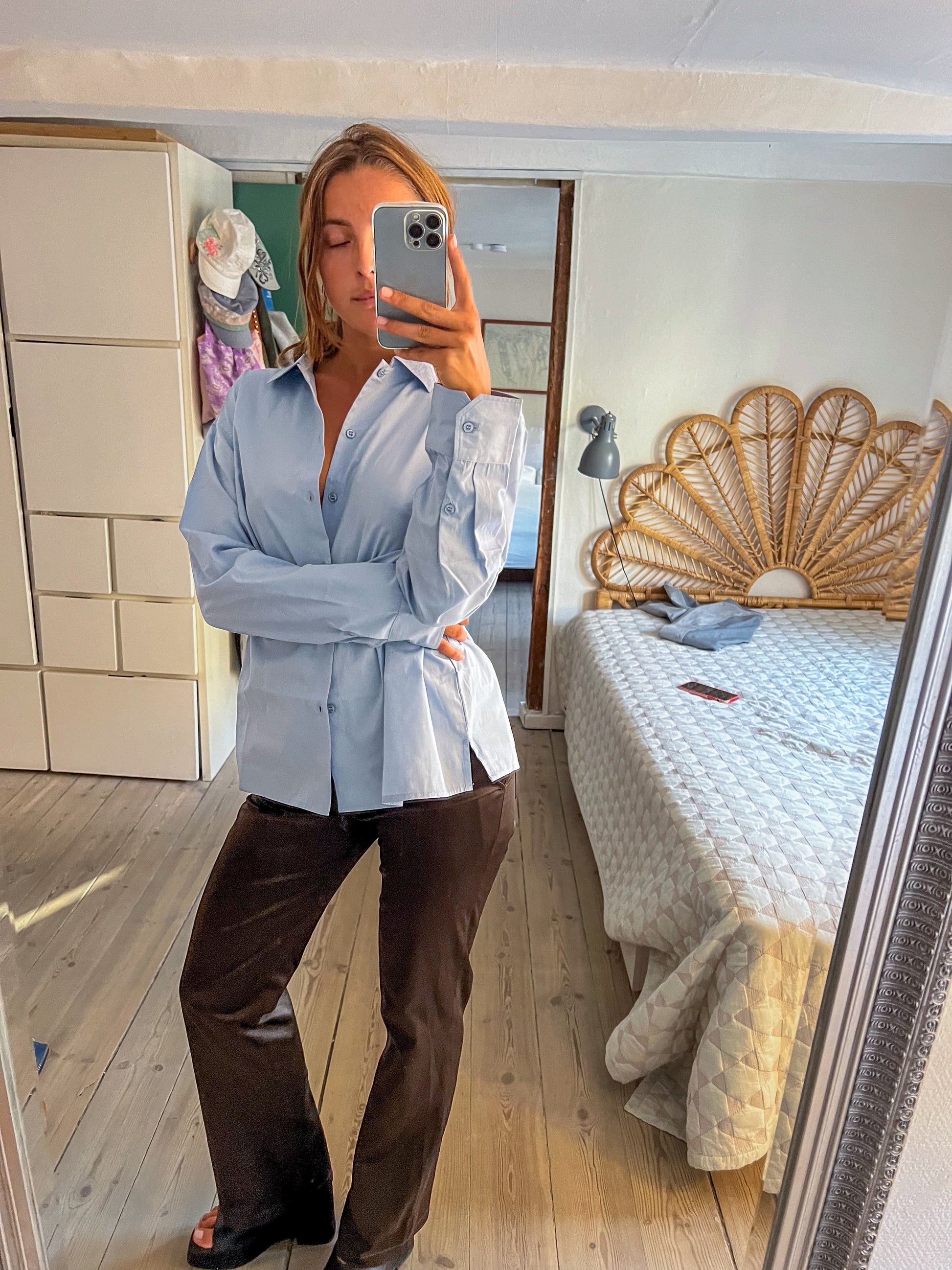 Sofie er 165 cm høj og bruger størrelse S. | lyseblå