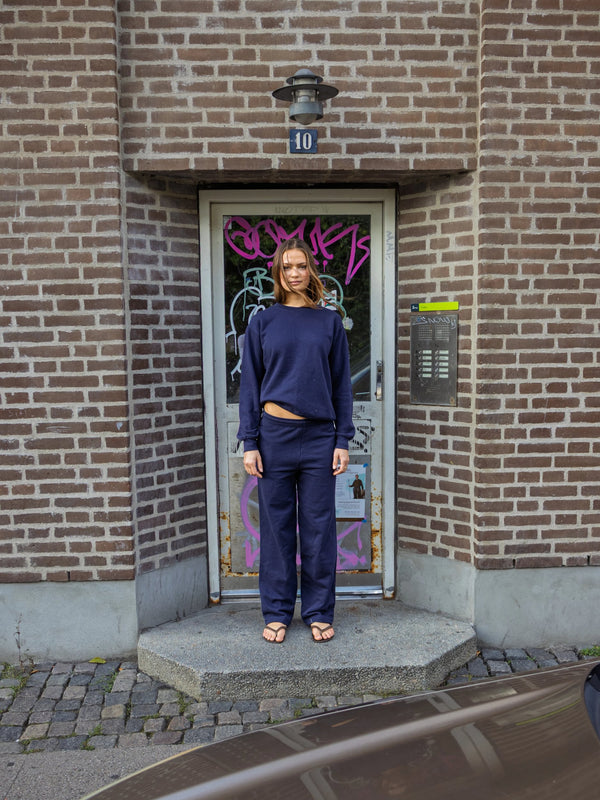 Kajsa er 174 cm høj og bruger størrelse S. | mørkeblå