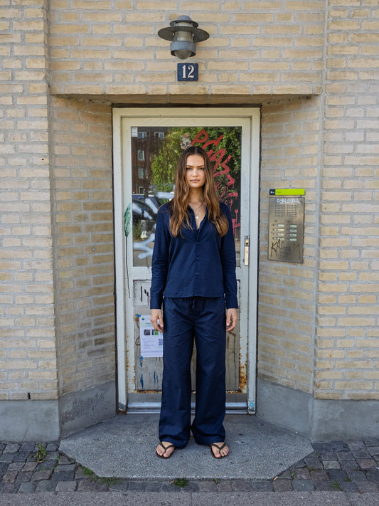 Kajsa er 174 cm høj og bruger størrelse S. | mørkeblå