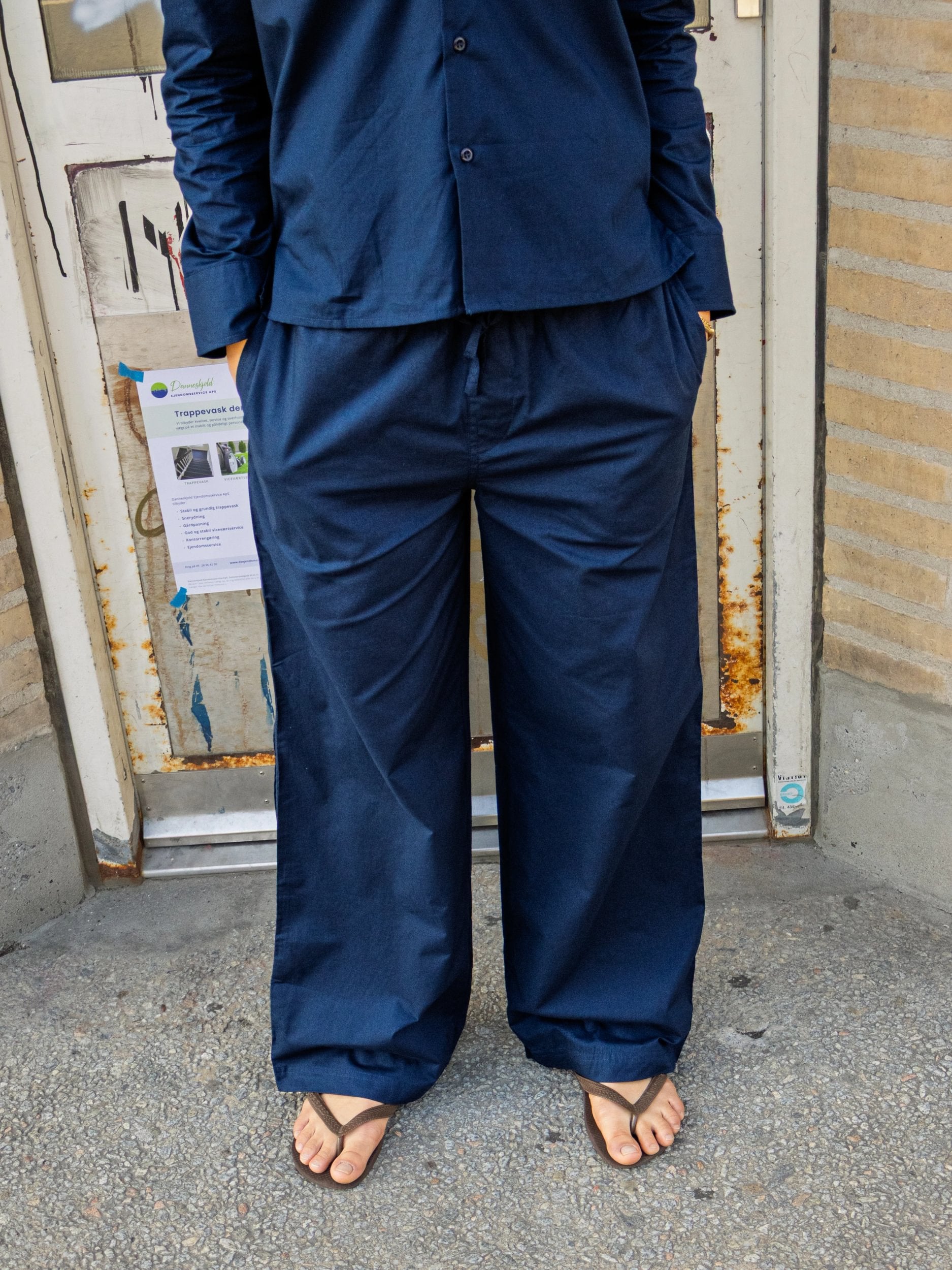 Kajsa er 174 cm høj og bruger størrelse S. | mørkeblå