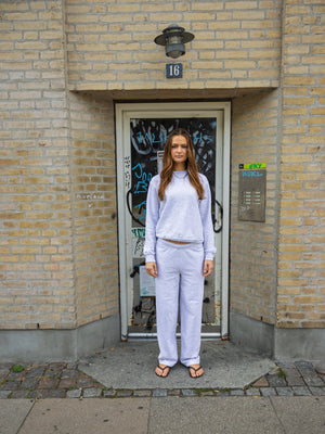 Kajsa er 174 cm høj og bruger størrelse S. | lysegrå