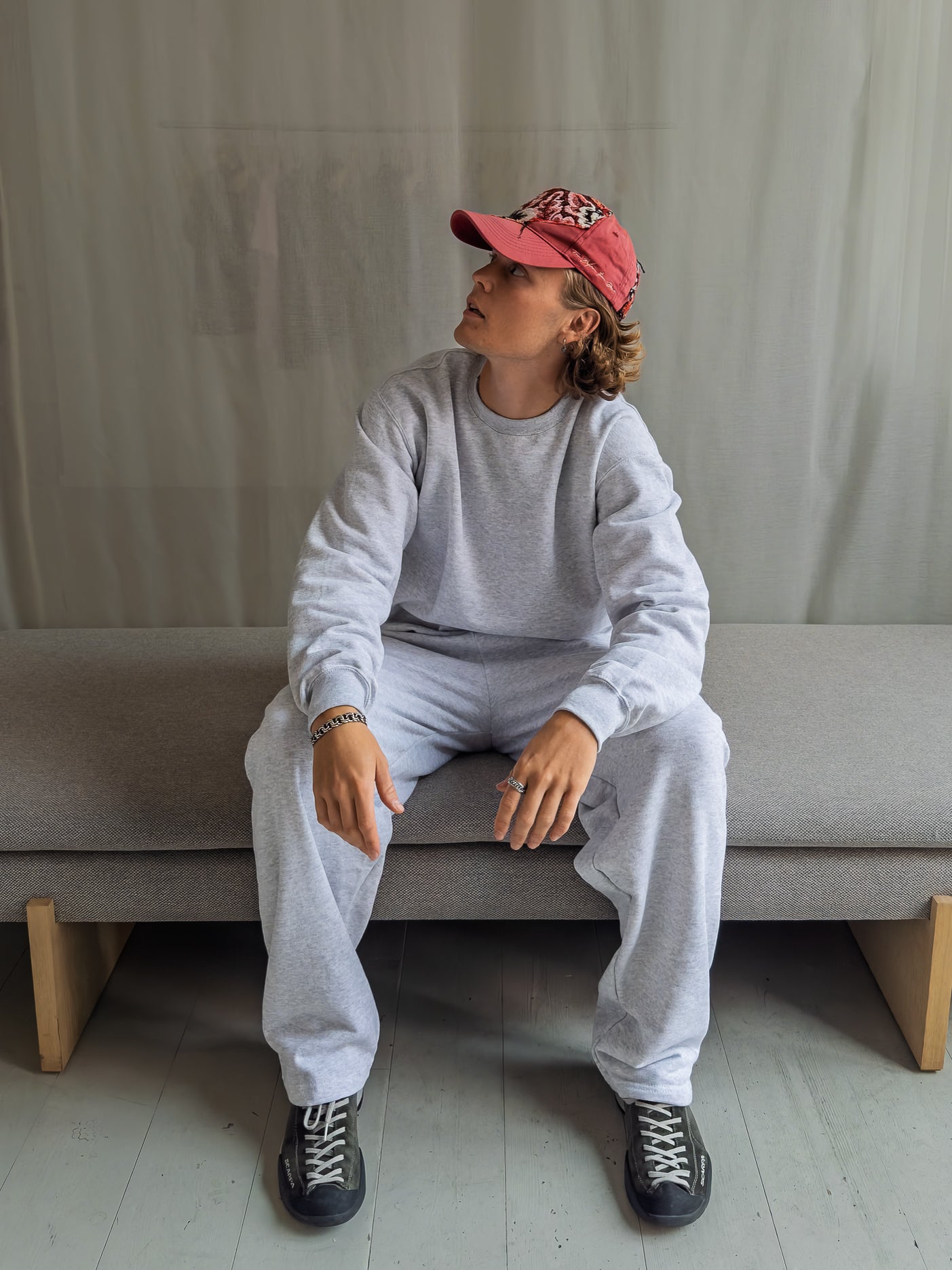 Oliver er 185 cm høj og bruger størrelse L.  | grå