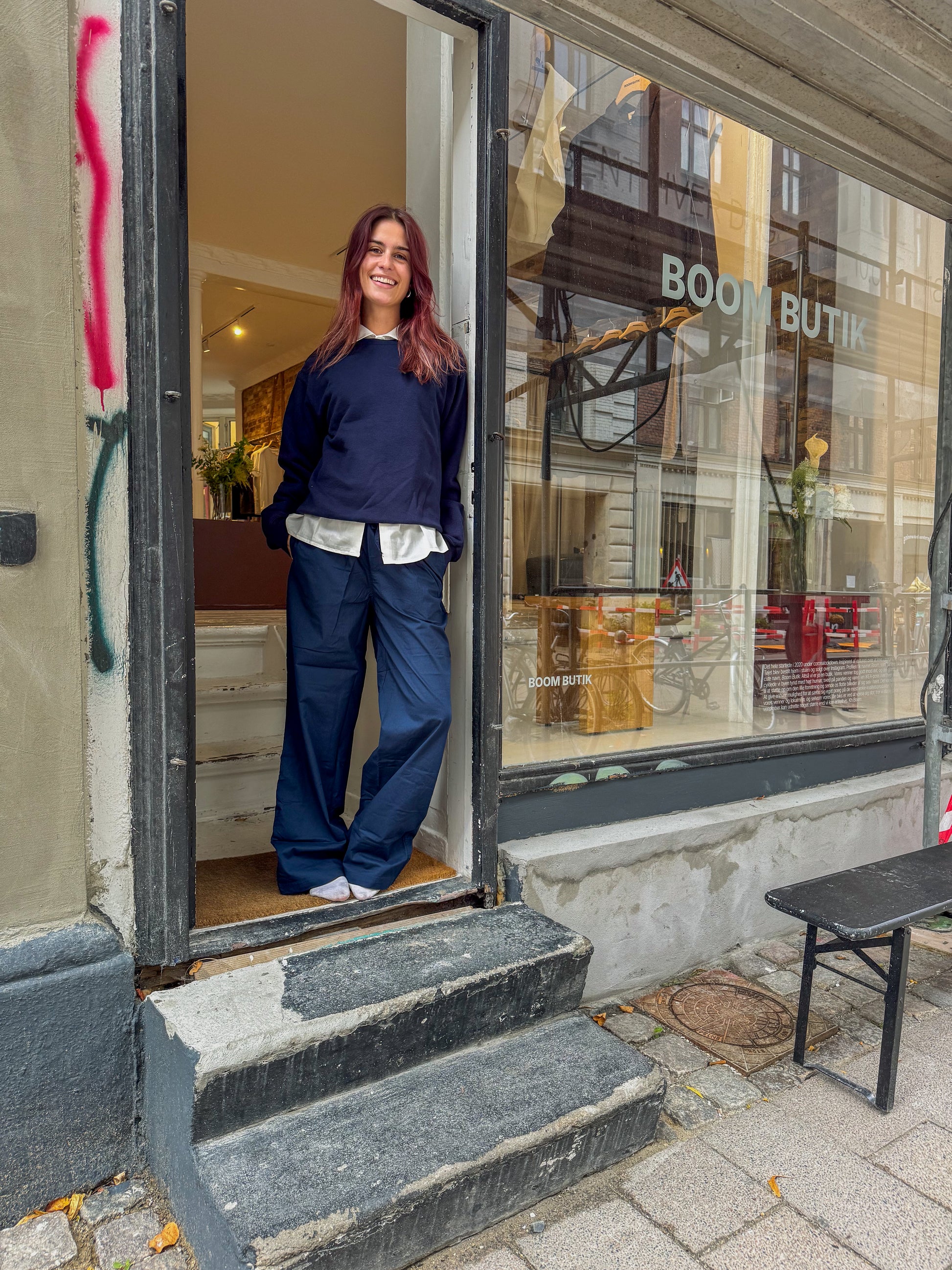 Mathilde er 174 cm høj og bruger størrelse M. | mørkeblå