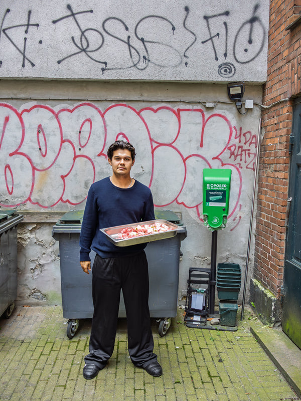 Emil er 186 cm høj og bruger størrelse XL. | sort