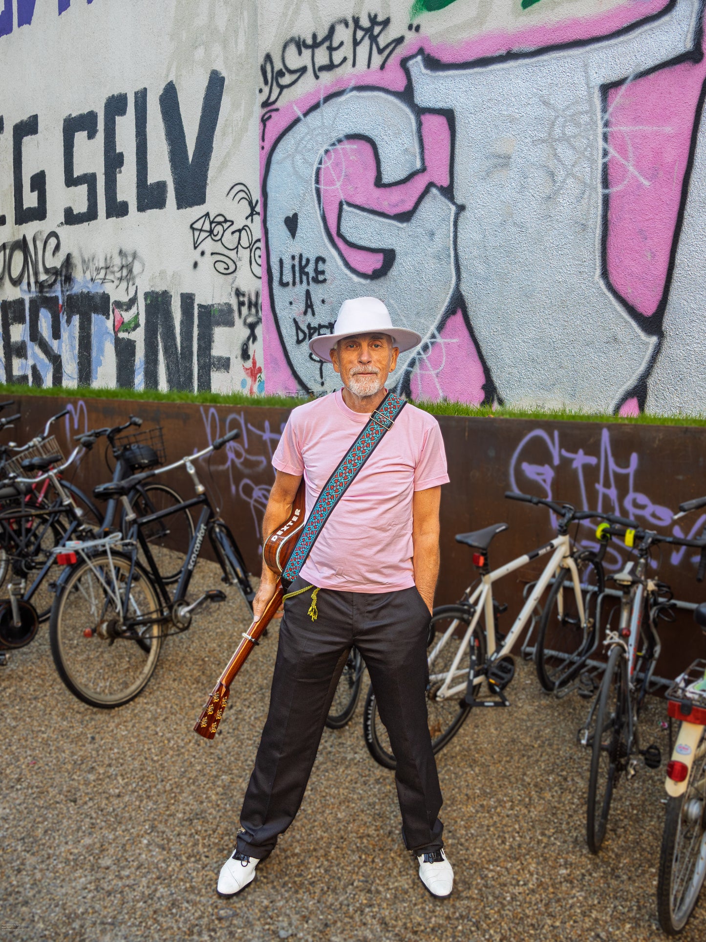 Dexter er 180 cm høj og bruger størrelse M. | lyserød