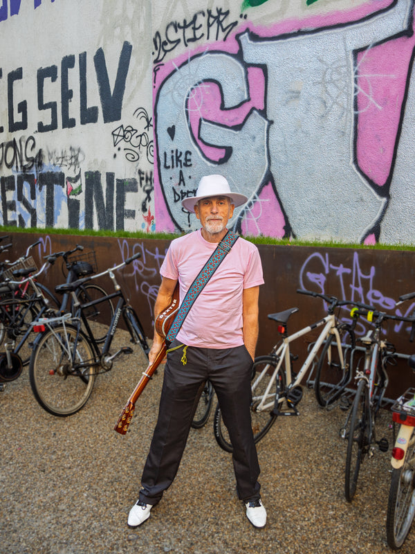 Dexter er 180 cm høj og bruger størrelse M. | lyserød