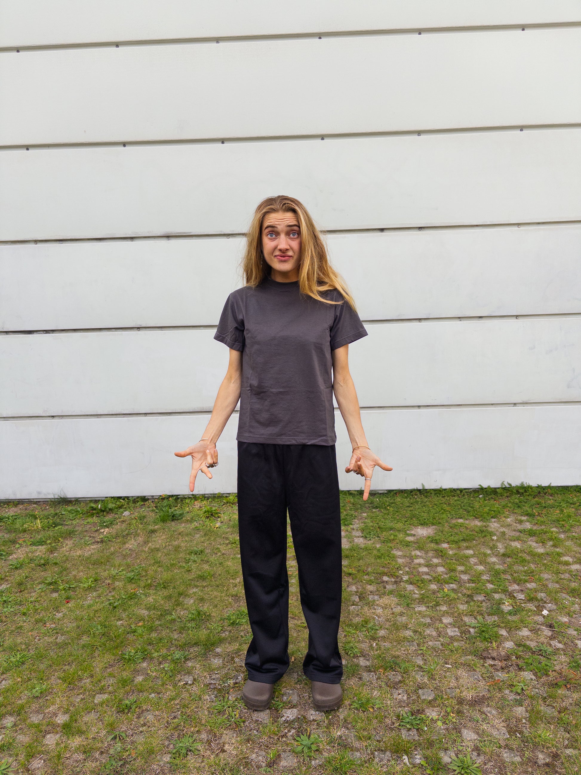 Alma er 174 cm høj og bruger størrelse M. | sort