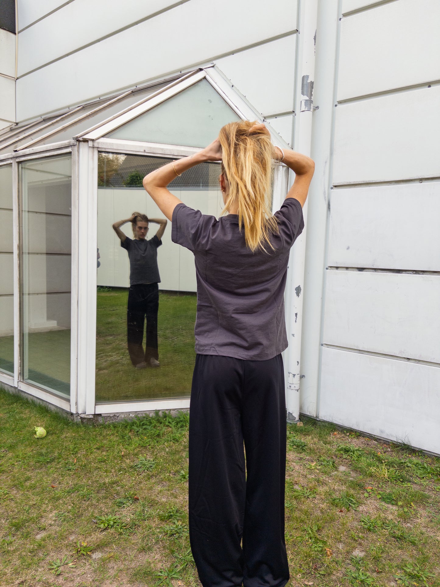 Alma er 174 cm høj og bruger størrelse M. | sort