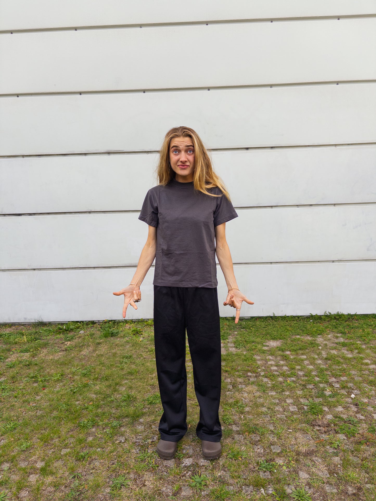 Alma er 174 cm høj og bruger størrelse M. | mørkegrå