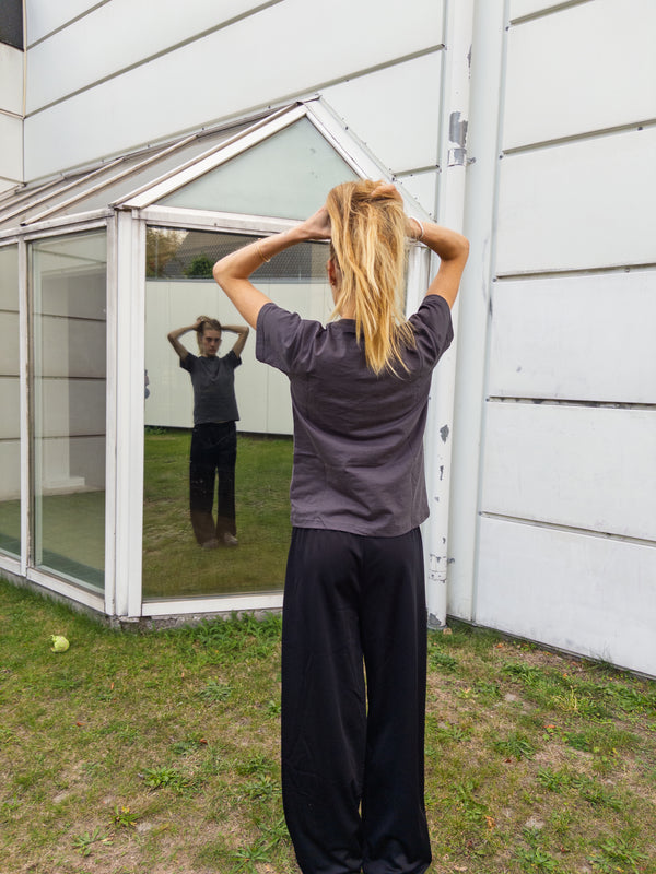 Alma er 174 cm høj og bruger størrelse M. | mørkegrå