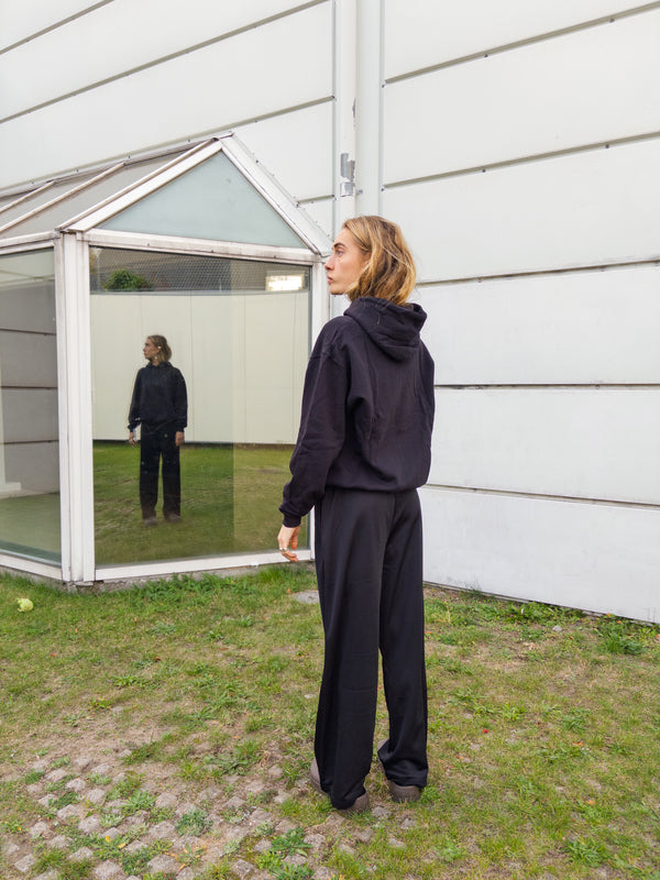 Alma er 174 cm høj og bruger størrelse M. | sort