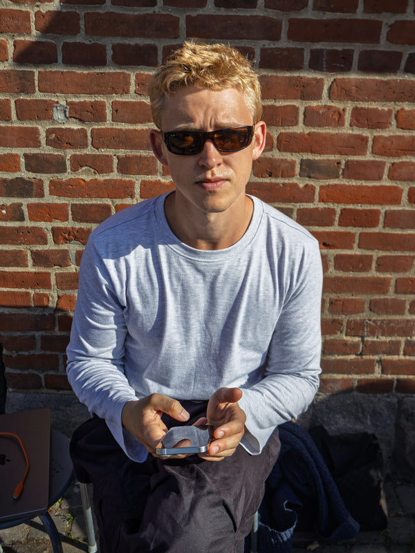 Peter er 188 cm høj og bruger størrelse XL. | grå