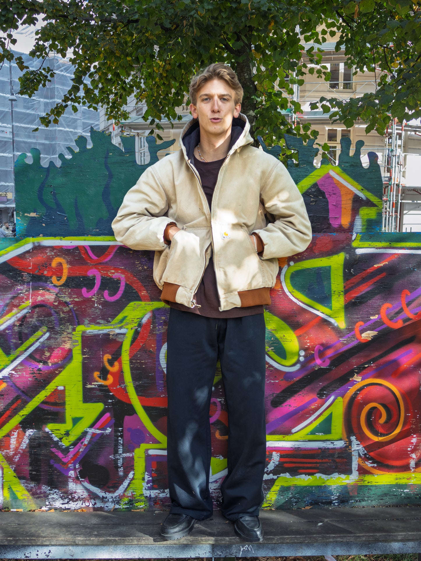 August er 185 cm høj og bruger størrelse XL. | sort