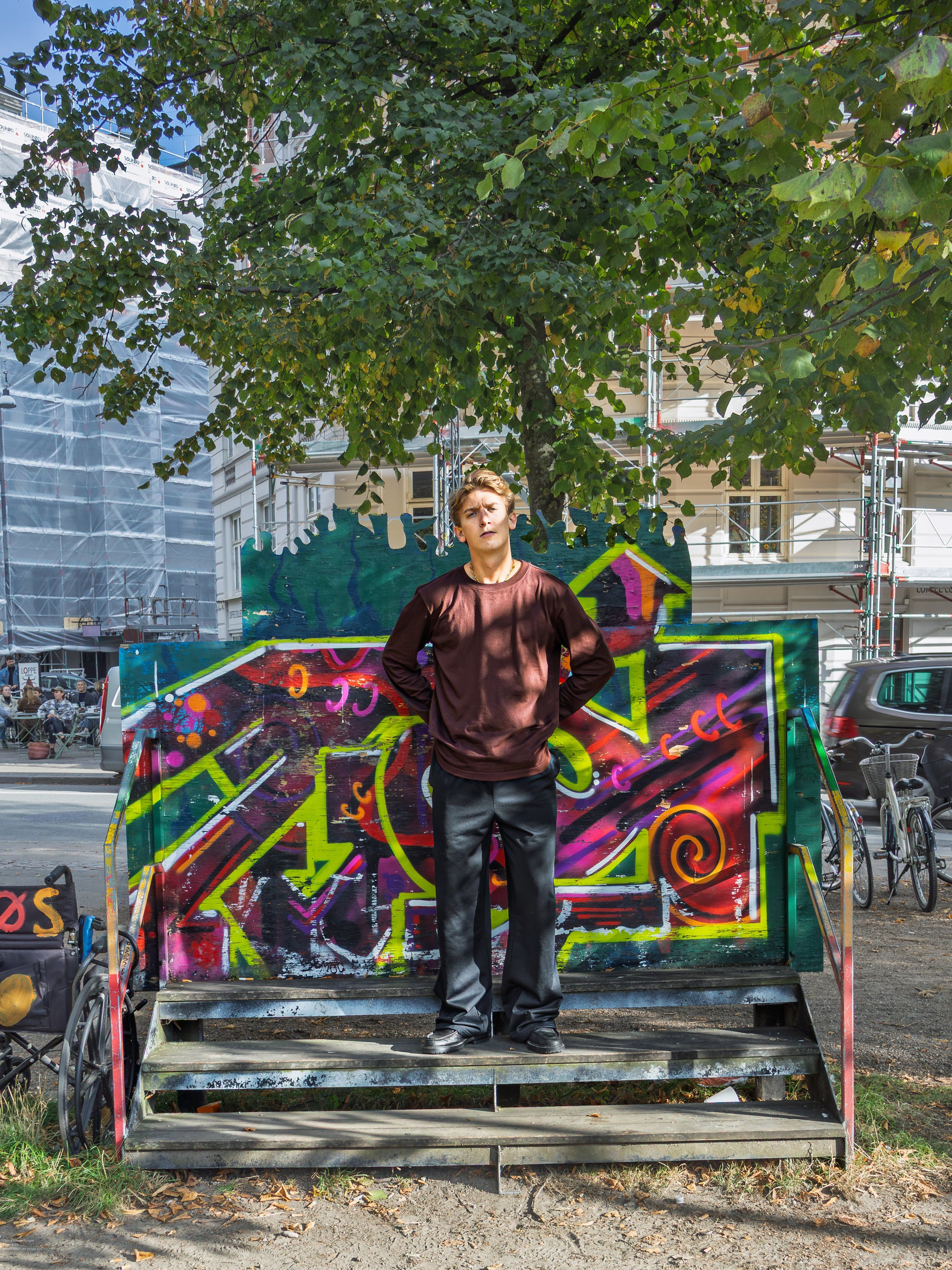 August er 185 cm høj og bruger størrelse XL. | sort